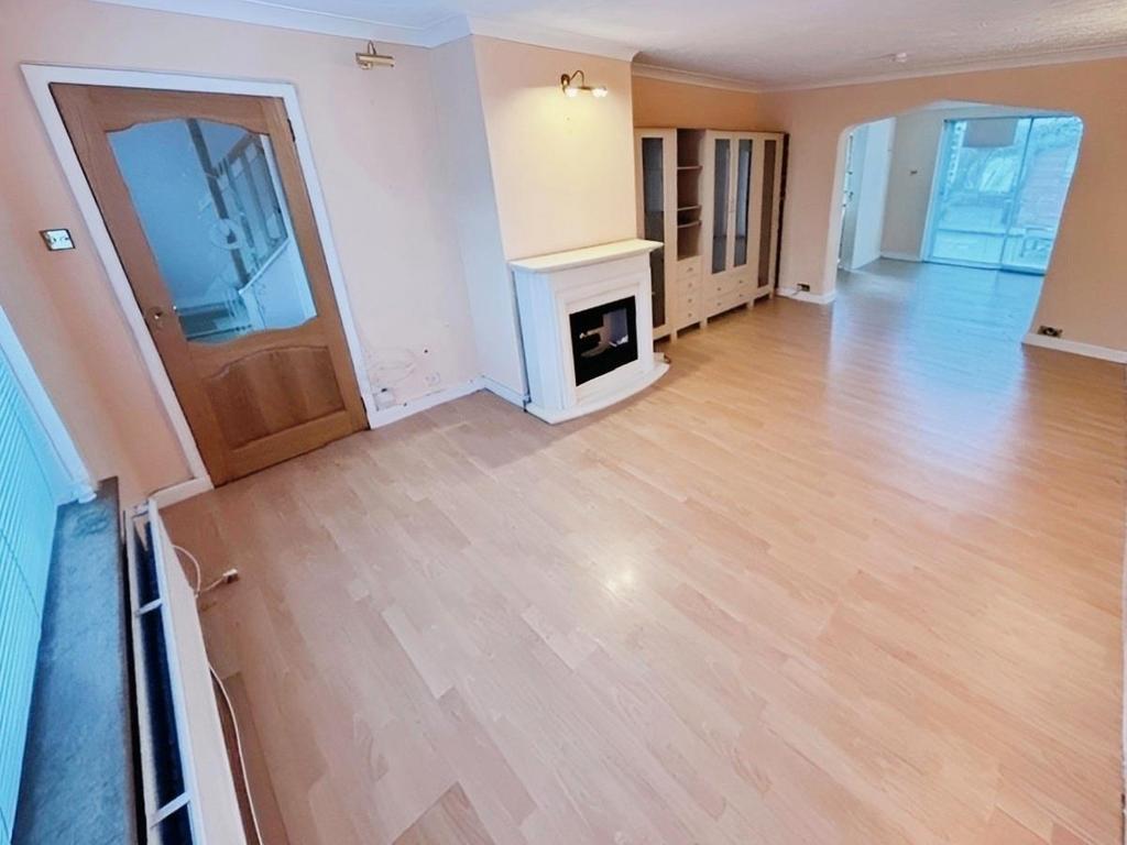 Harris Drive, Kirkcaldy 2 bed semidetached house £85,000