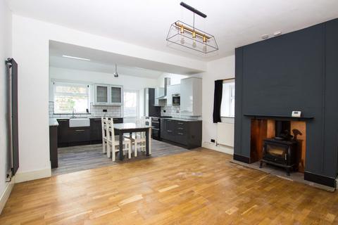 14 Knowlesly Road, Darwen, BB3 2NE