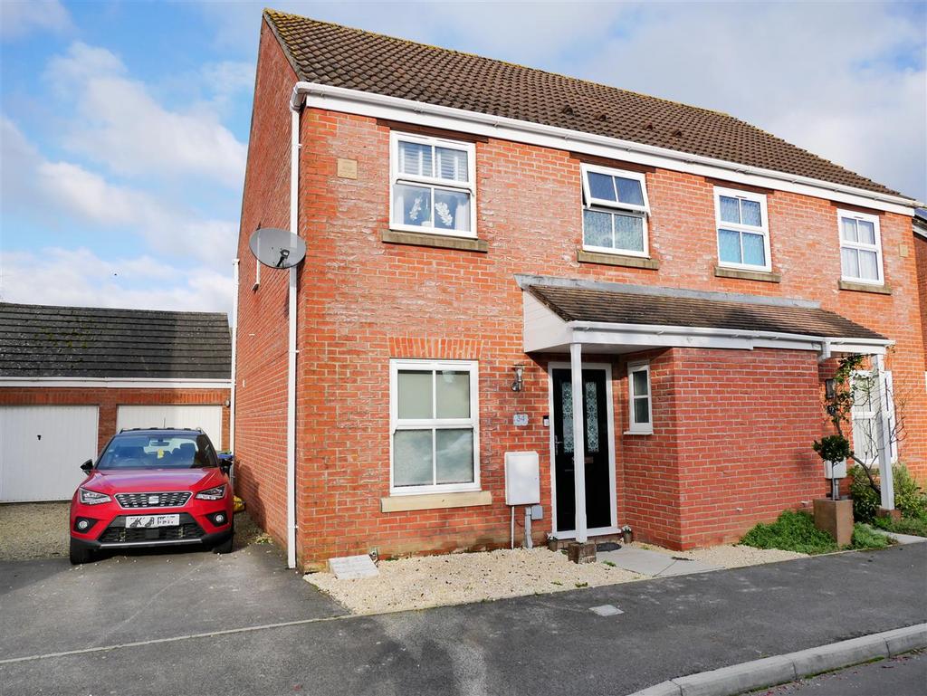 St Margarets Close, Calne 3 bed semidetached house for sale £269,950