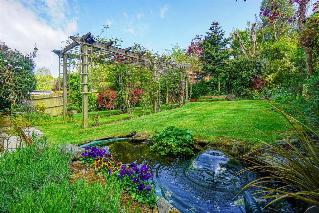 Truman Drive, St. LeonardsOnSea 5 bed detached house for sale £525,000