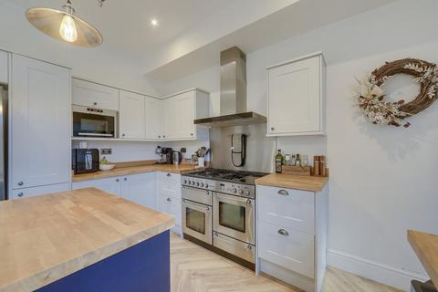 56 Arngask Road, London, SE6 1XU