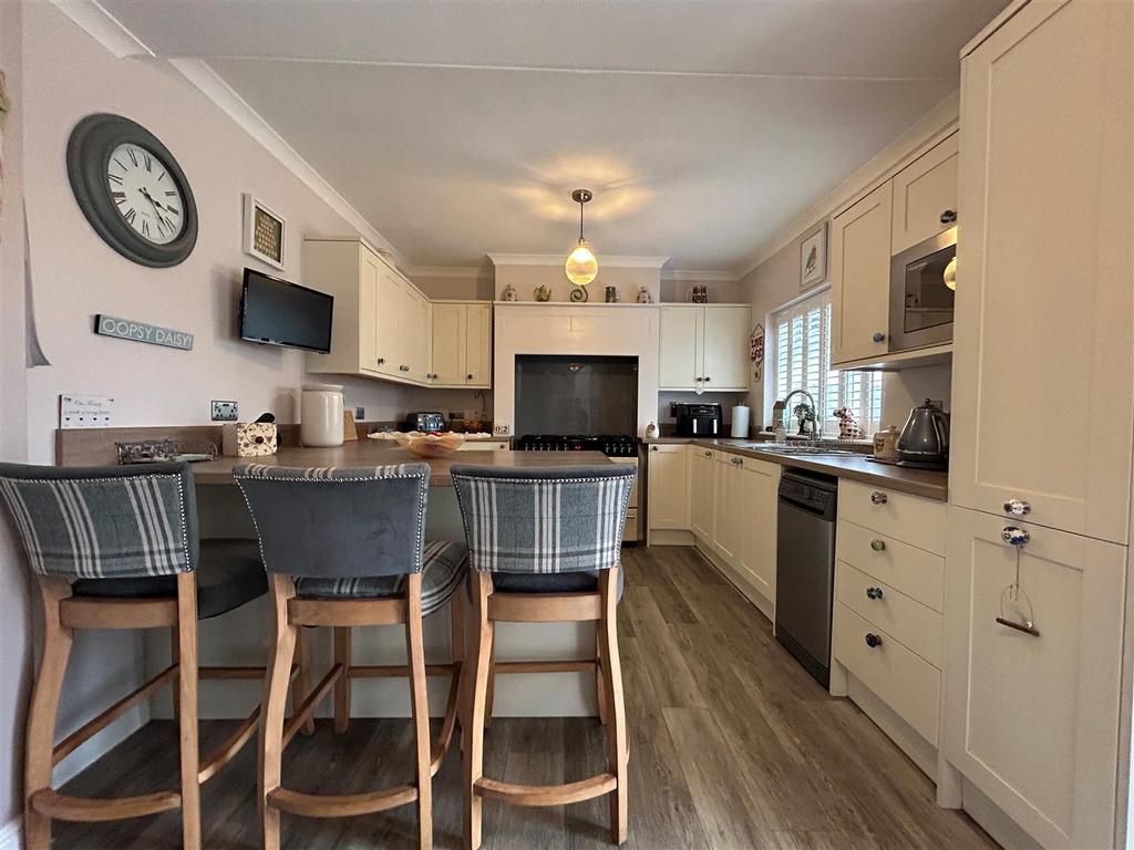 Windsor Road, Halesowen 3 bed semidetached house for sale £310,000