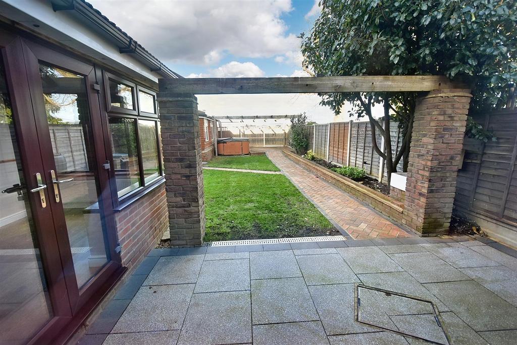 Rochford Garden Way, Rochford SS4 3 bed semidetached house for sale