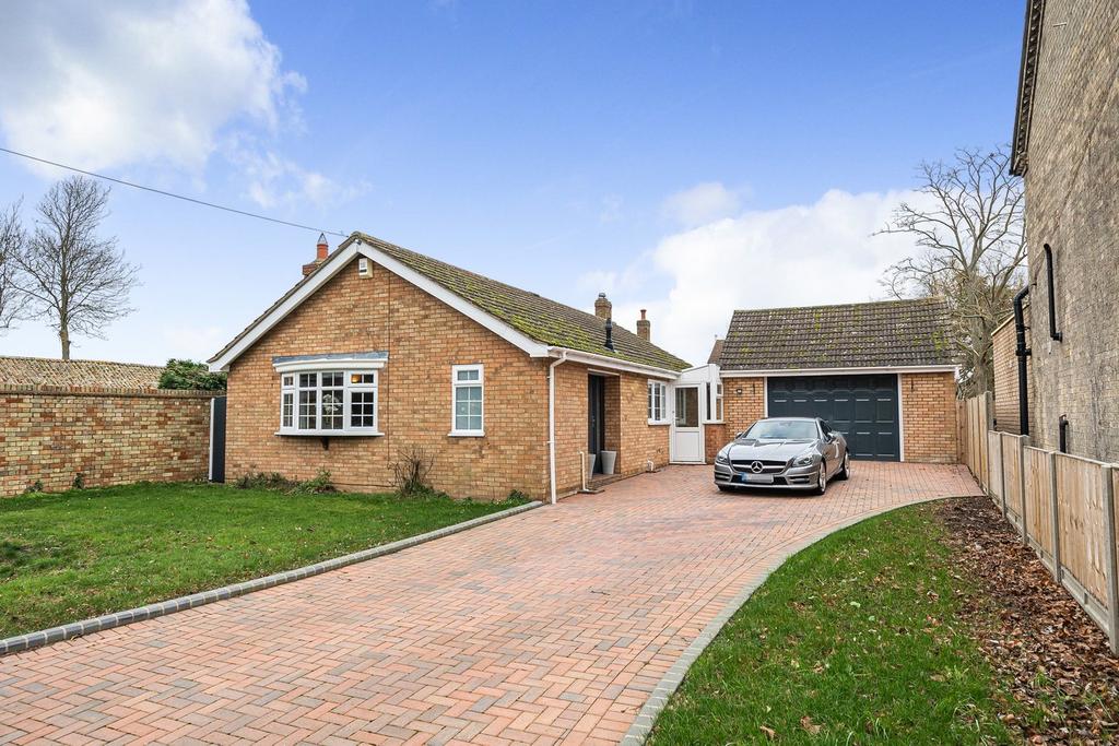 The Green, Stotfold, Hitchin, SG5 2 bed bungalow for sale £550,000