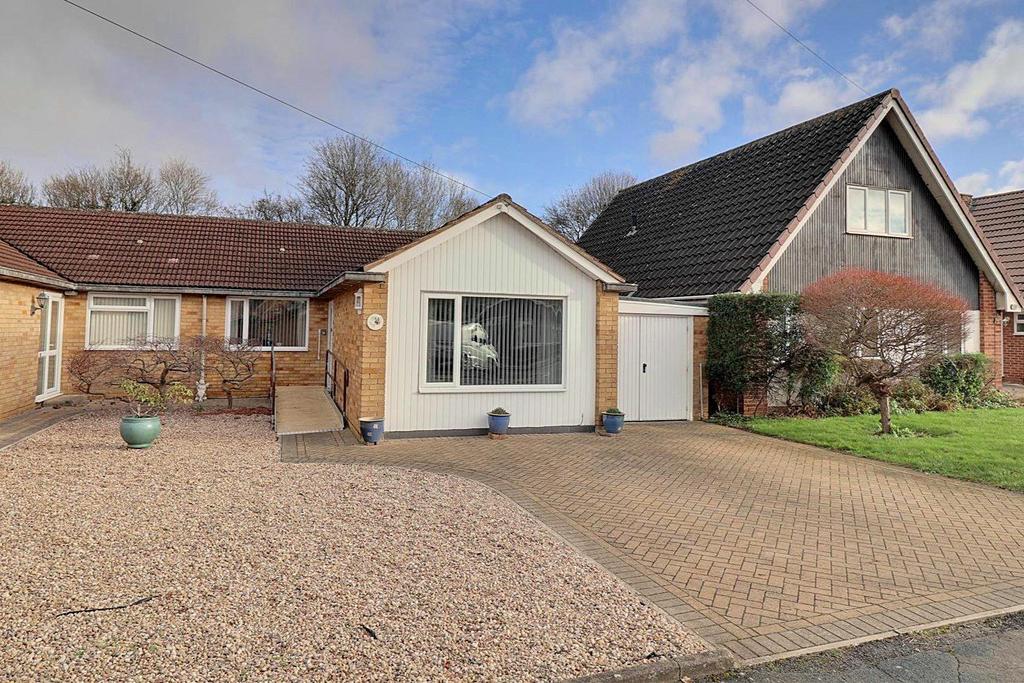 Sussex Gardens, Hucclecote, Gloucester 3 bed semidetached bungalow for