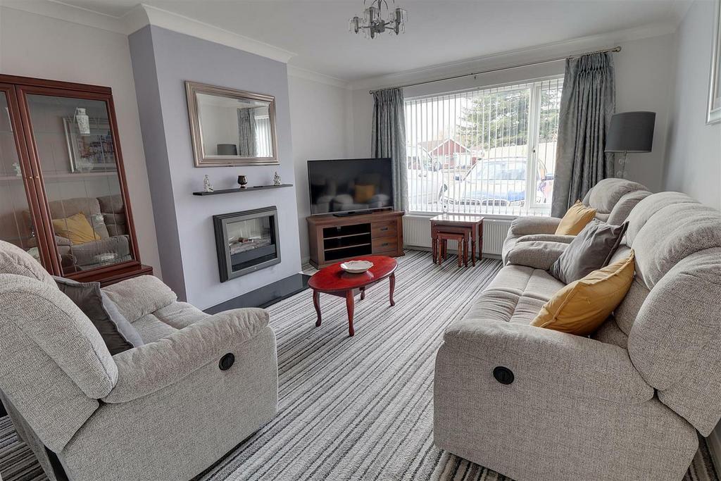 Sussex Gardens, Hucclecote, Gloucester 3 bed semidetached bungalow for