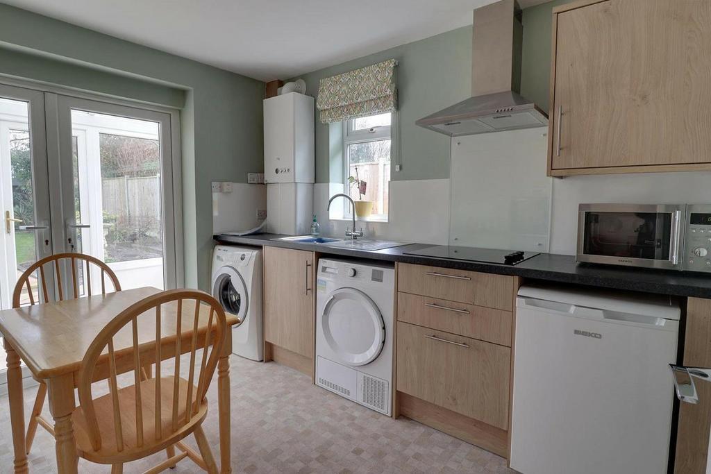 Sussex Gardens, Hucclecote, Gloucester 3 bed semidetached bungalow for