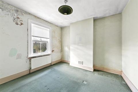 59a Windmill Road, Hampton Hill, Hampton, TW12 1QS