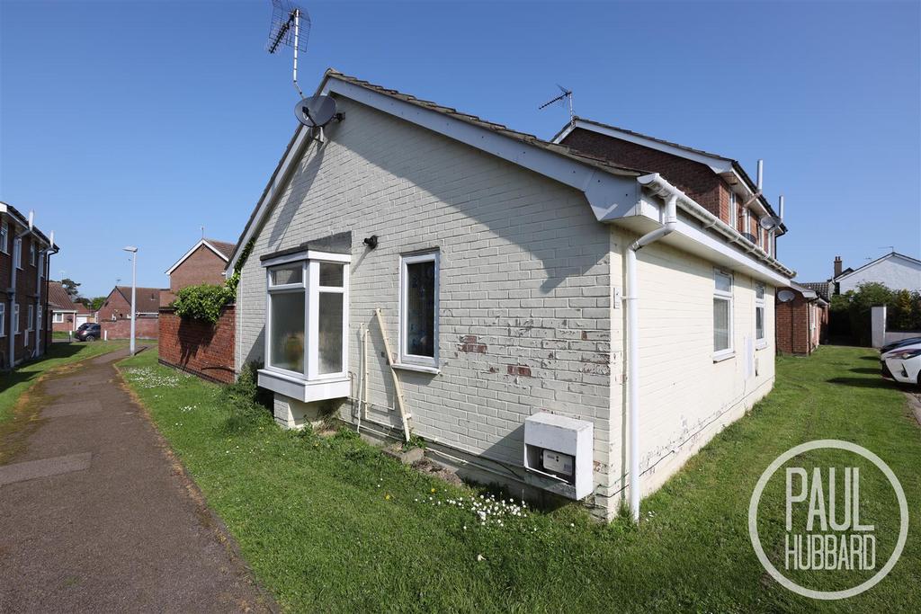 Kipling Close, Kessingland, NR33 2 bed semidetached bungalow £154,500