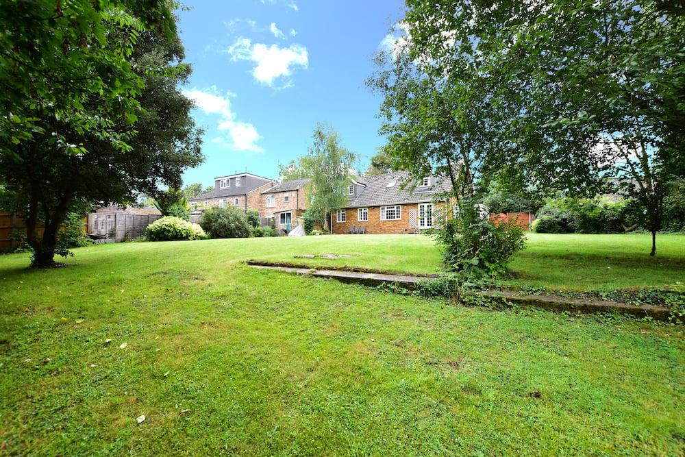 Hamilton Road, Kings Langley WD4 5 bed detached house £2,600 pcm (£