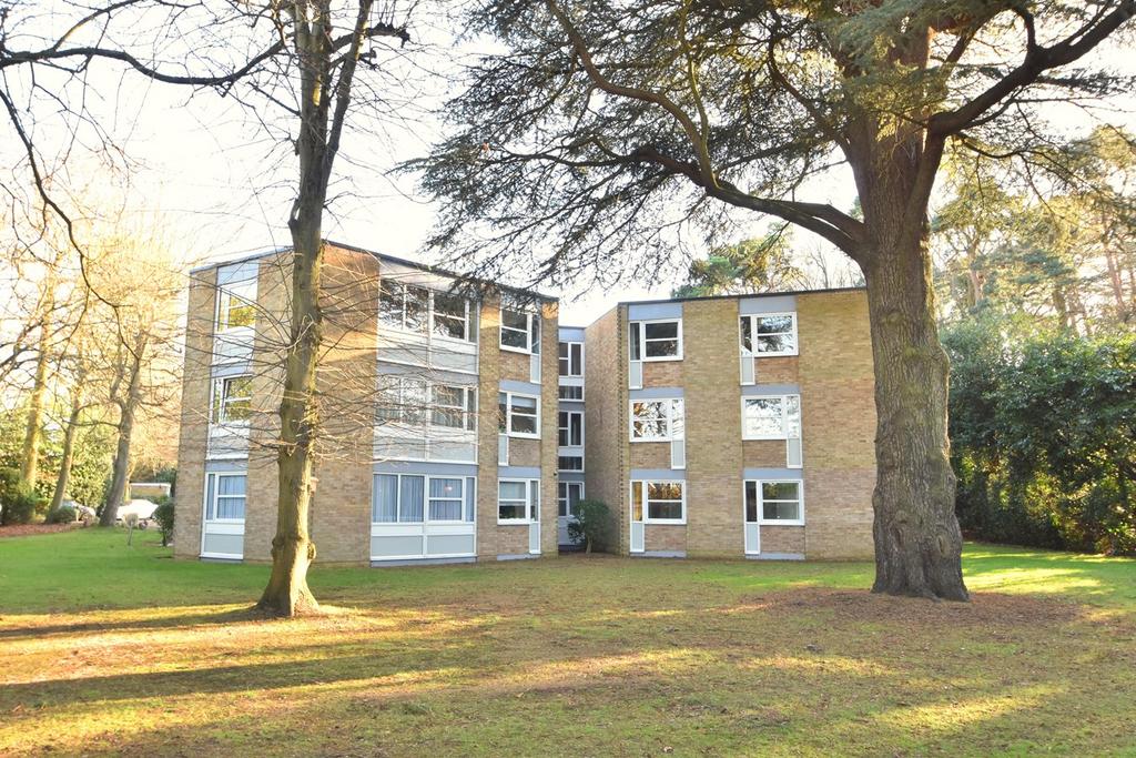 Heathside, WEYBRIDGE, KT13 2 bed apartment for sale £360,000
