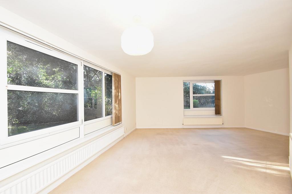 Heathside, WEYBRIDGE, KT13 2 bed apartment for sale £360,000