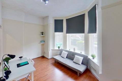 3 bedroom flat to rent, Flat 3, 122 Foxhall Road, Forest Fields, Nottingham, NG7 6LH