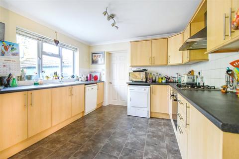 4 bedroom detached house for sale, Reading Road, Hampshire RG27