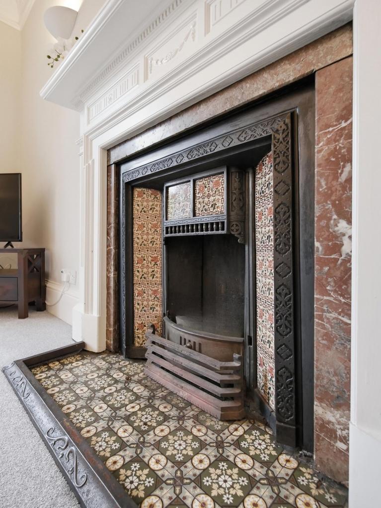 Royal Crescent, Edinburgh, EH3 - View 3