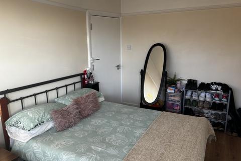Studio to rent, Pymmes Green Road N11