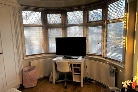 Studio to rent, Pymmes Green Road N11