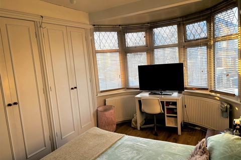 Studio to rent, Pymmes Green Road N11