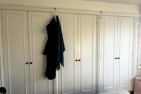 Studio to rent, Pymmes Green Road N11