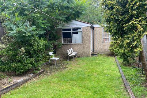 Studio to rent, Pymmes Green Road N11