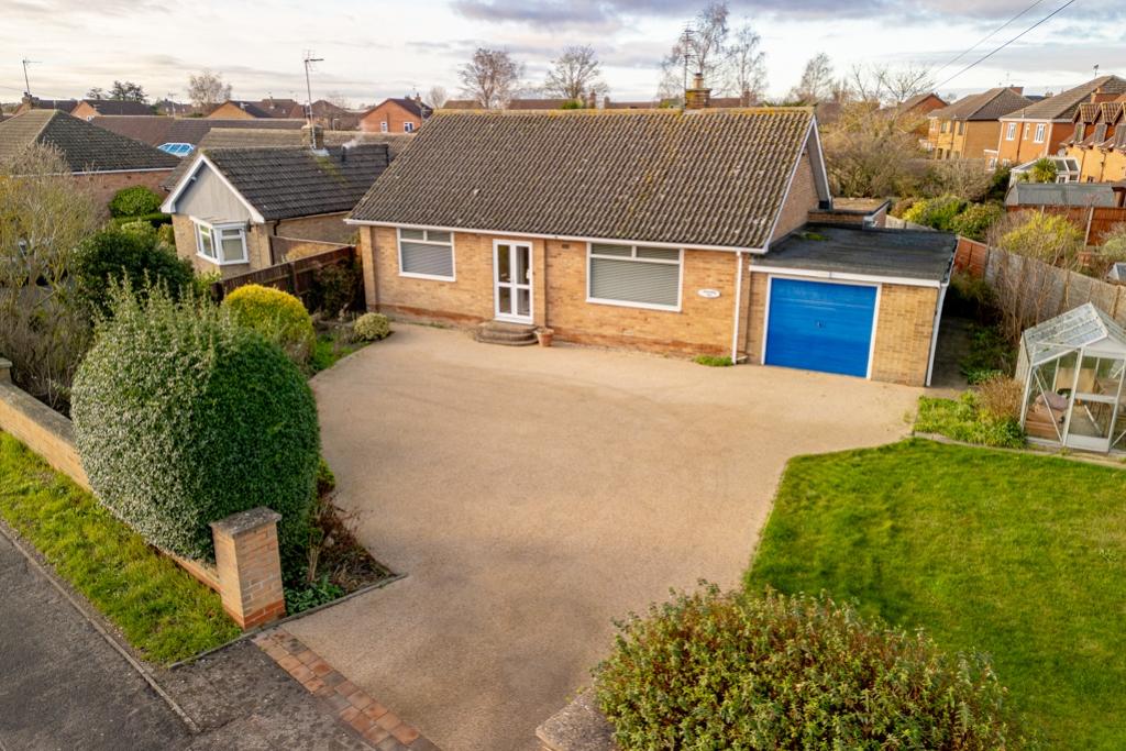 Hawthorn Bank, Spalding, Lincolnshire, PE11 2 bed detached bungalow for sale £250,000