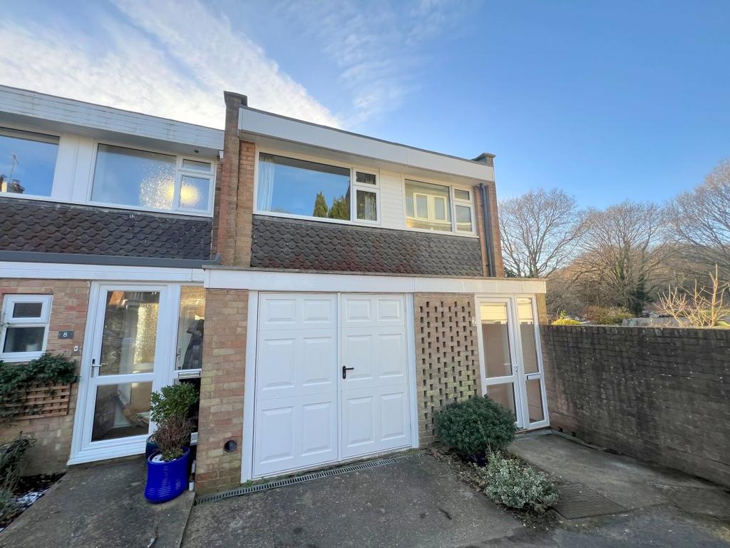 Close, Southborough 3 bed semidetached house to rent £1,795