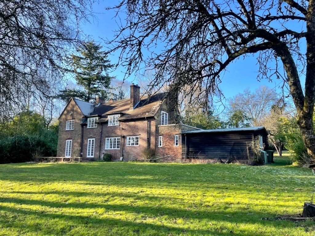 Sparta, Bere Court Road, Pangbourne, RG8 8HS 4 bed detached house to