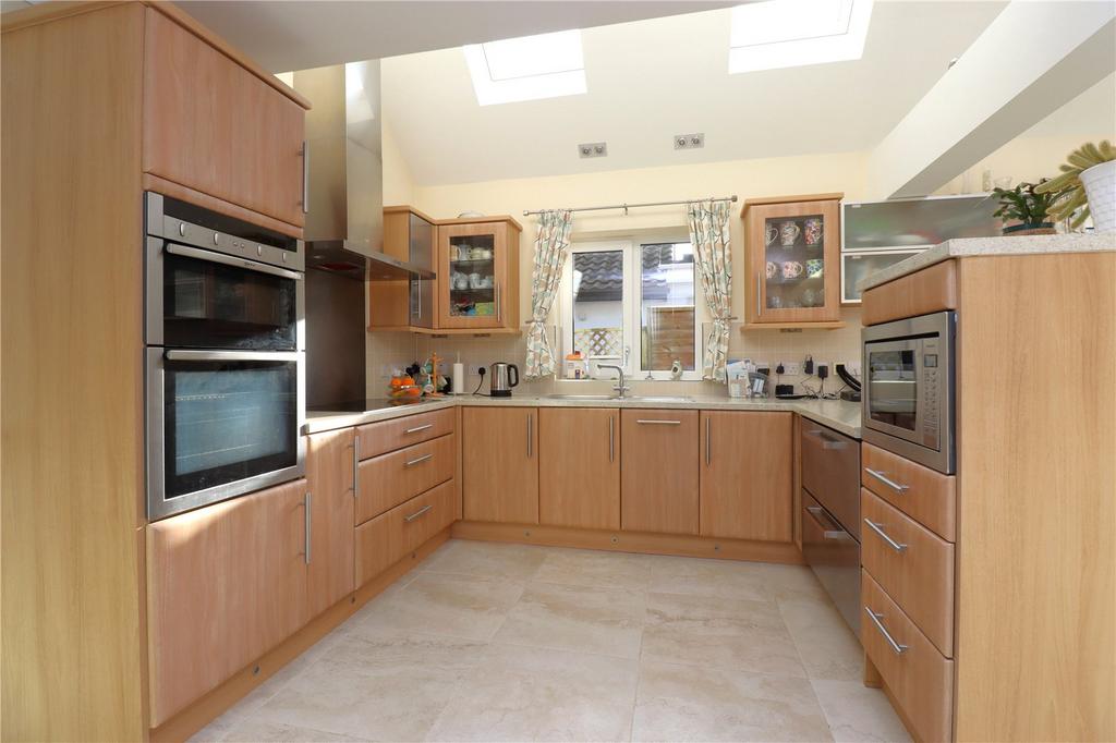 Highfield Road, Lymington, Hampshire, SO41 4 bed detached house for