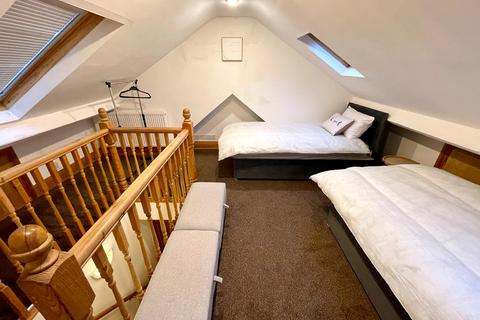 4 bedroom terraced house to rent, Swindon, SN2