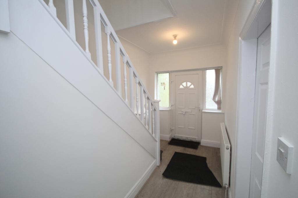 Rochdale Road, Blackley, M9 6FQ 3 bed semidetached house £1,000 pcm (£231 pw)