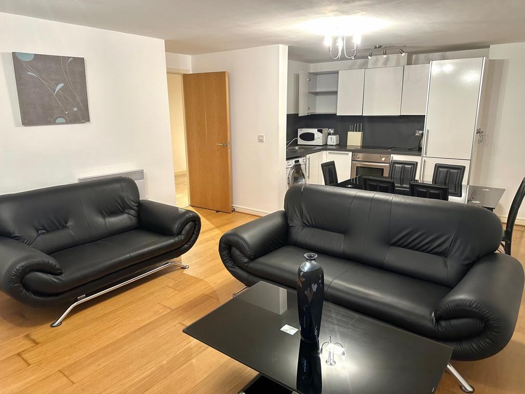 Beautifully Presented Furnished City Centre Apart