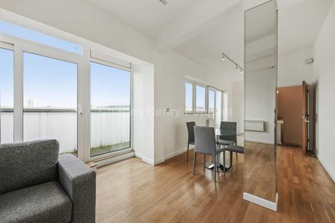 2 bedroom penthouse to rent, Greens End, Woolwich, SE18