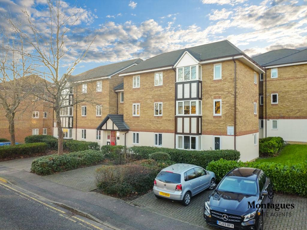 Centre Drive, Epping, CM16 2 bed apartment for sale £330,000