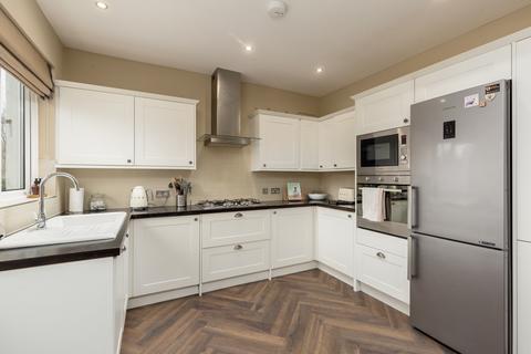 66 Drum Brae North, Edinburgh, EH4 8AZ