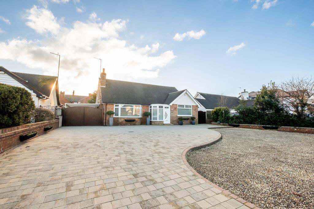 Clifton Drive, Lytham St. Annes, FY8 2 bed detached bungalow for sale