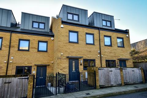 3 bedroom terraced house for sale, Swannells Walk, Chorleywood.