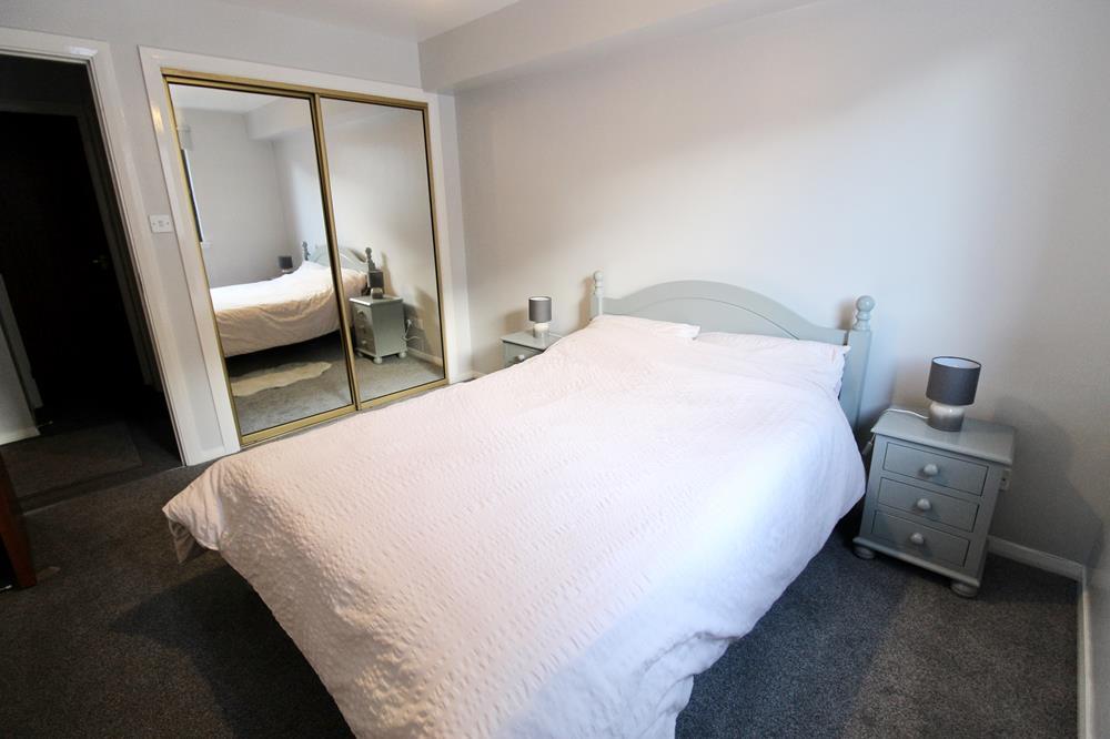Bedroom 1 − Photograph 2