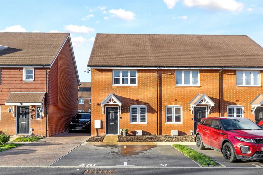 Horley, Horley RH6 2 bed end of terrace house for sale £400,000