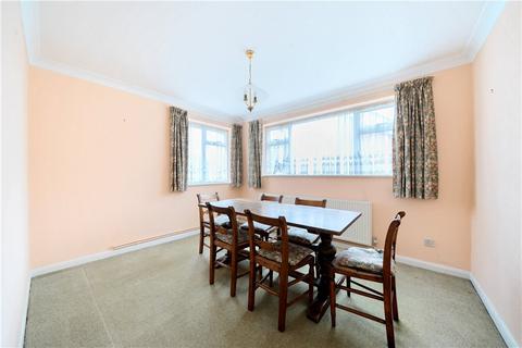6 Wakehams Hill, Pinner, HA5 3BG