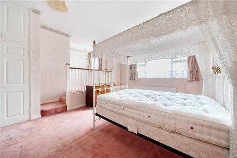 6 Wakehams Hill, Pinner, HA5 3BG
