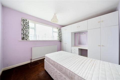 6 Wakehams Hill, Pinner, HA5 3BG