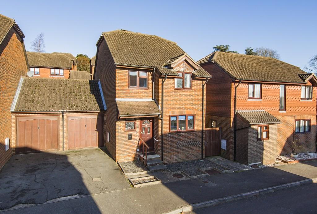 Oliver Close, Crowborough 3 bed detached house for sale £340,000