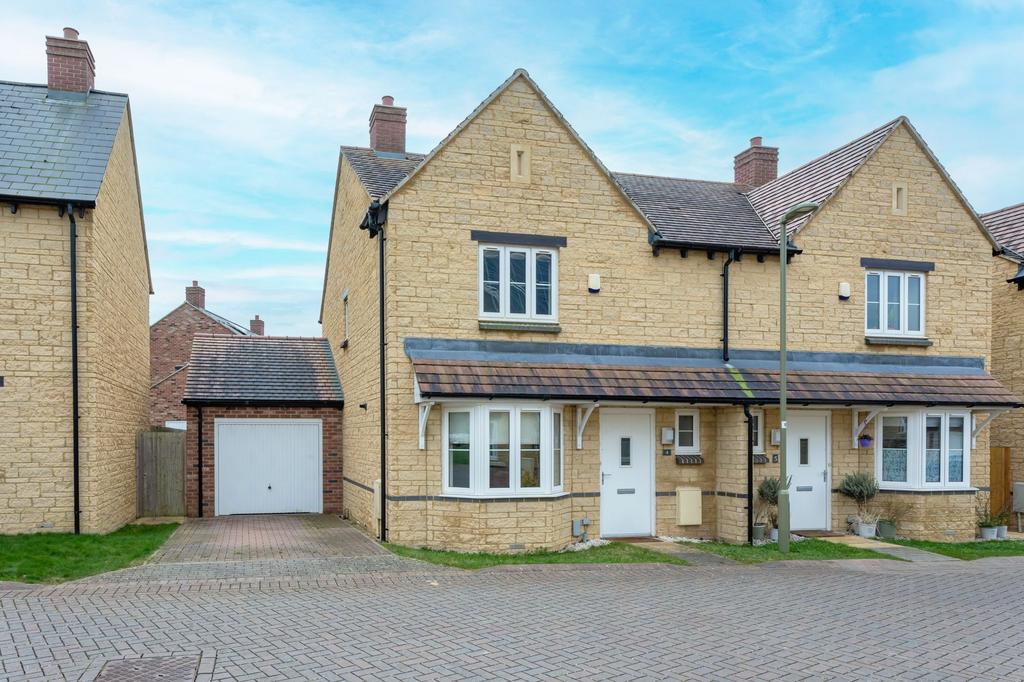 Blackberry Way, Woodstock, OX20 3 bed semidetached house for sale £