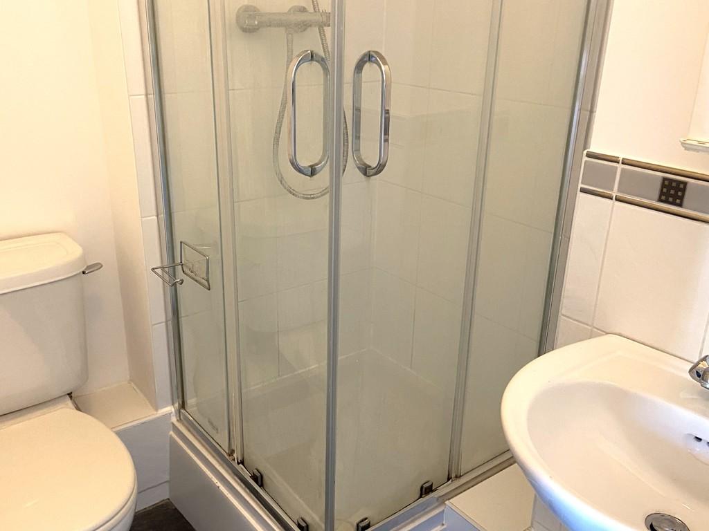 En-suite to bedroom 1