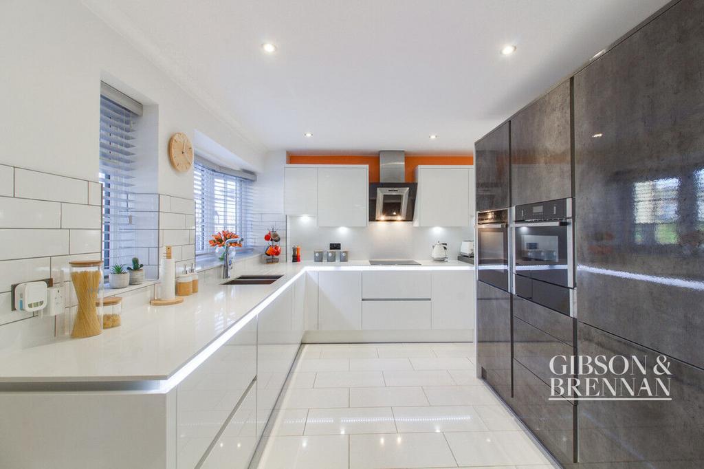 Clickett Hill, Basildon, SS14 3 bed terraced house for sale £370,000