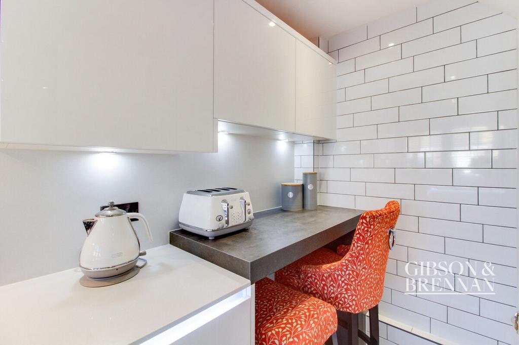 Clickett Hill, Basildon, SS14 3 bed terraced house for sale £370,000