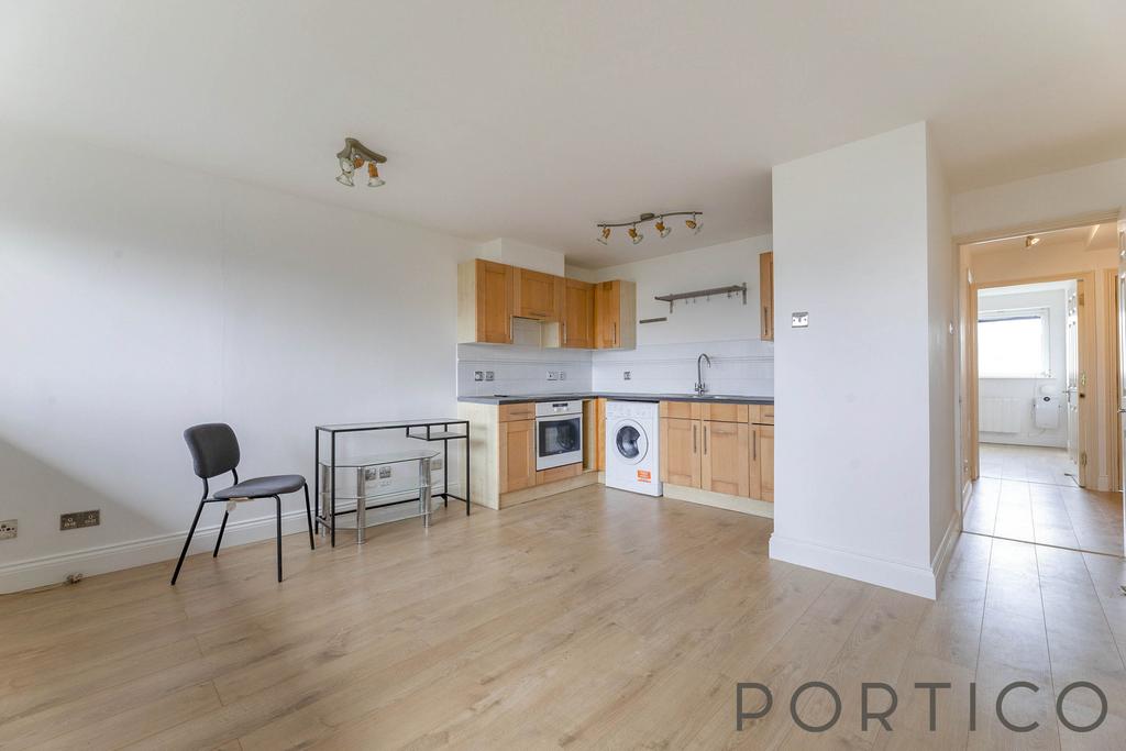Fishguard Way 2 bed flat to rent £1,750 pcm (£404 pw)