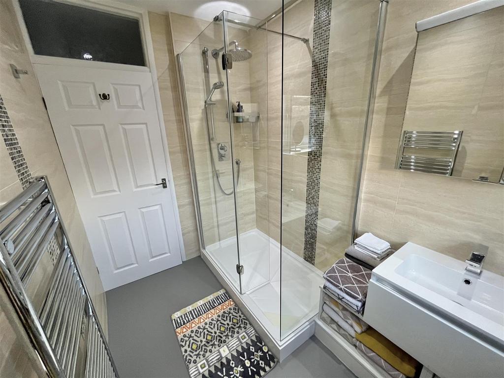 En Suite Shower Room Aspect 2