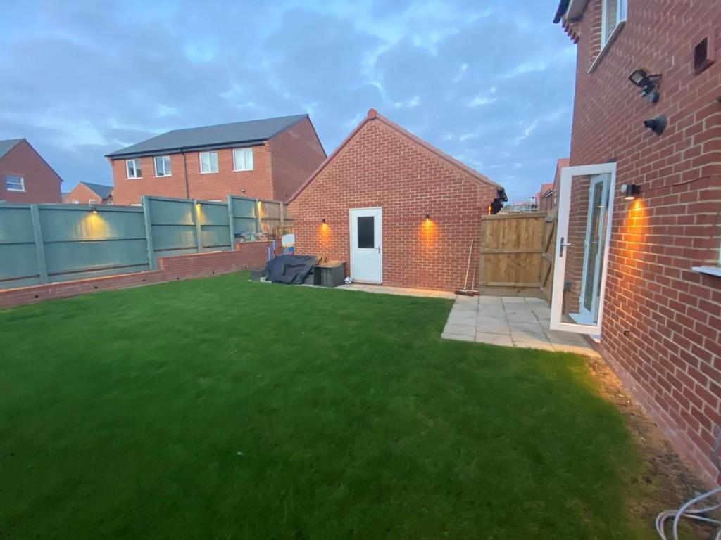 Garden - 12 Glaramara Close 1.jpg
