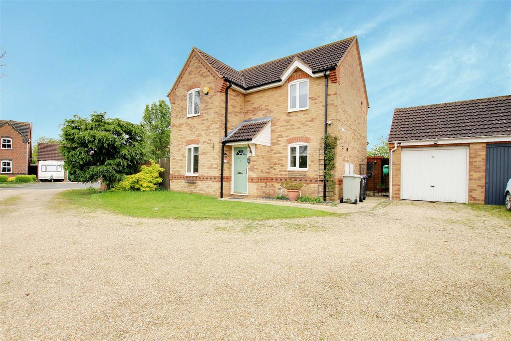 Bradley Close, Louth LN11 3 bed detached house for sale £240,000